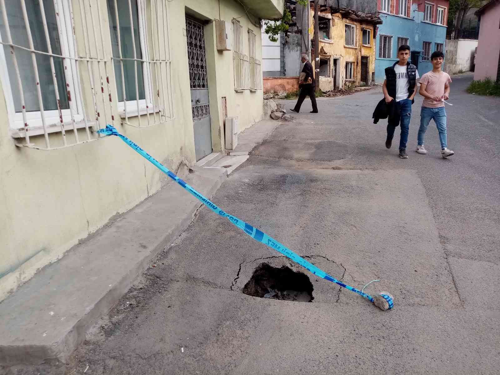 Tekirdağ’ın Çorlu ilçesine bağlı Cemaliye Mahallesi’nde yakın mevkideki iki sokakta 3 ayrı bölgede meydana gelen çökme tehlike arz ediyor ...