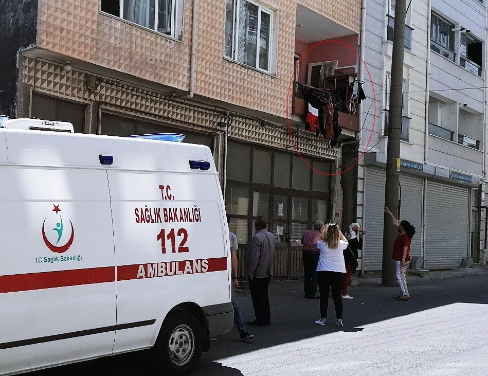 Tekirdağ’ın Çorlu ilçesinde oyun yaptığı sırada 1. kattaki evin yaklaşık 5 metre yüksekliğindeki balkonundan düşen 3 yaşındaki çocuk yaralandı ...