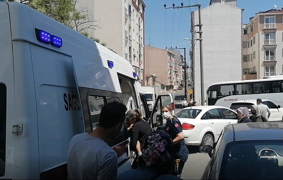 Tekirdağ’ın Çorlu ilçesinde oyun yaptığı sırada 1. kattaki evin yaklaşık 5 metre yüksekliğindeki balkonundan düşen 3 yaşındaki çocuk yaralandı ...