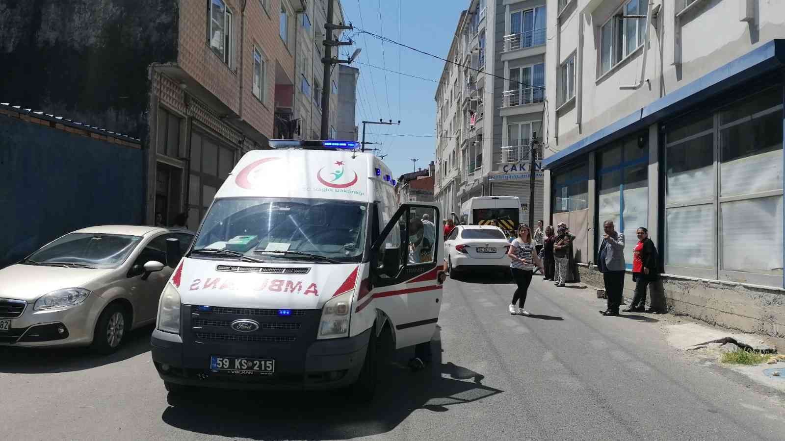 Tekirdağ’ın Çorlu ilçesinde oyun yaptığı sırada 1. kattaki evin yaklaşık 5 metre yüksekliğindeki balkonundan düşen 3 yaşındaki çocuk yaralandı ...