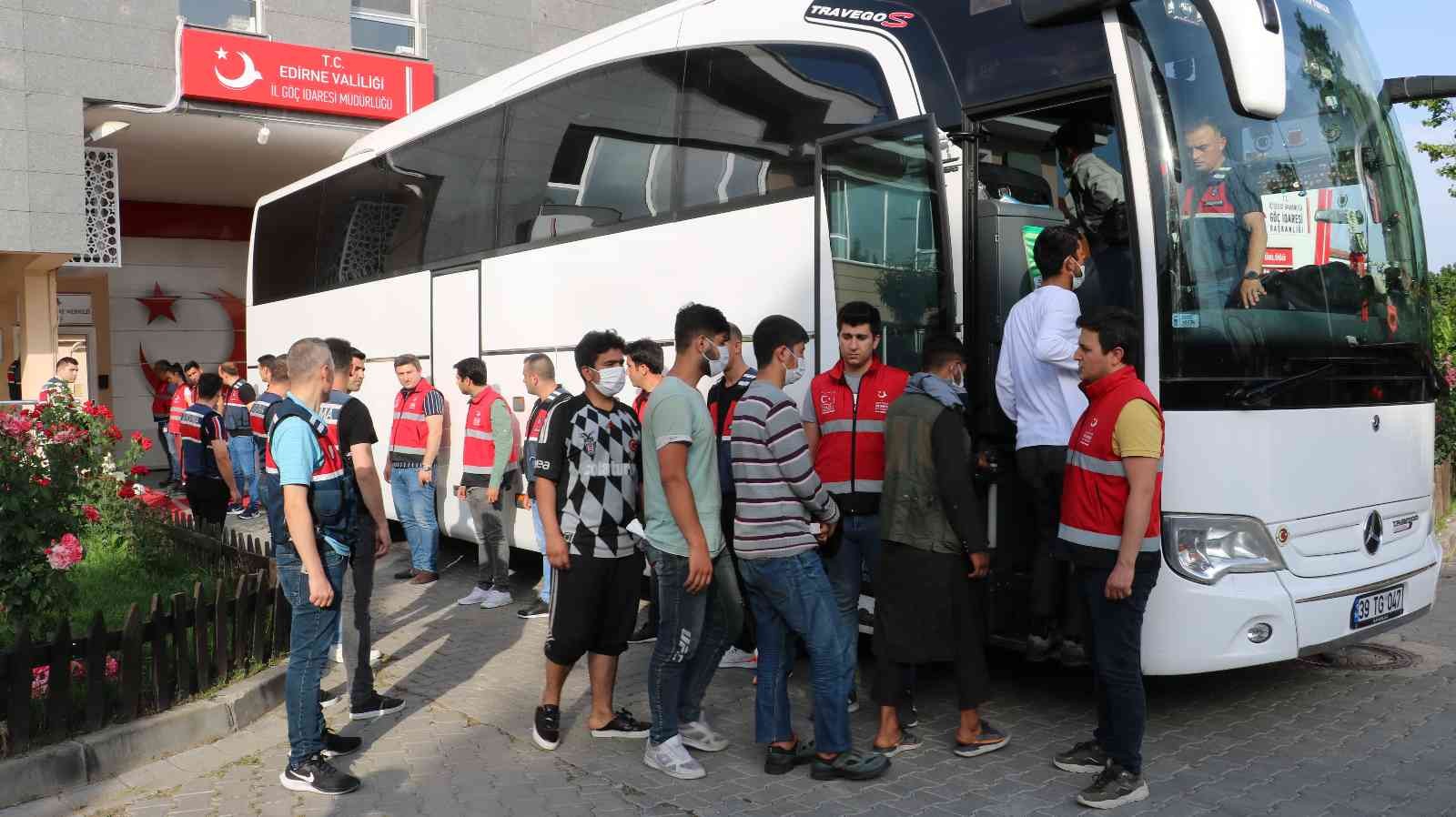 Türkiye’de bu yıl yakalanarak ülkesine gönderilen düzensiz göçmen sayısı 31 bin 30’a ulaştı. Ülkesine gönderilen düzensiz göçmen sayısının geçen ...