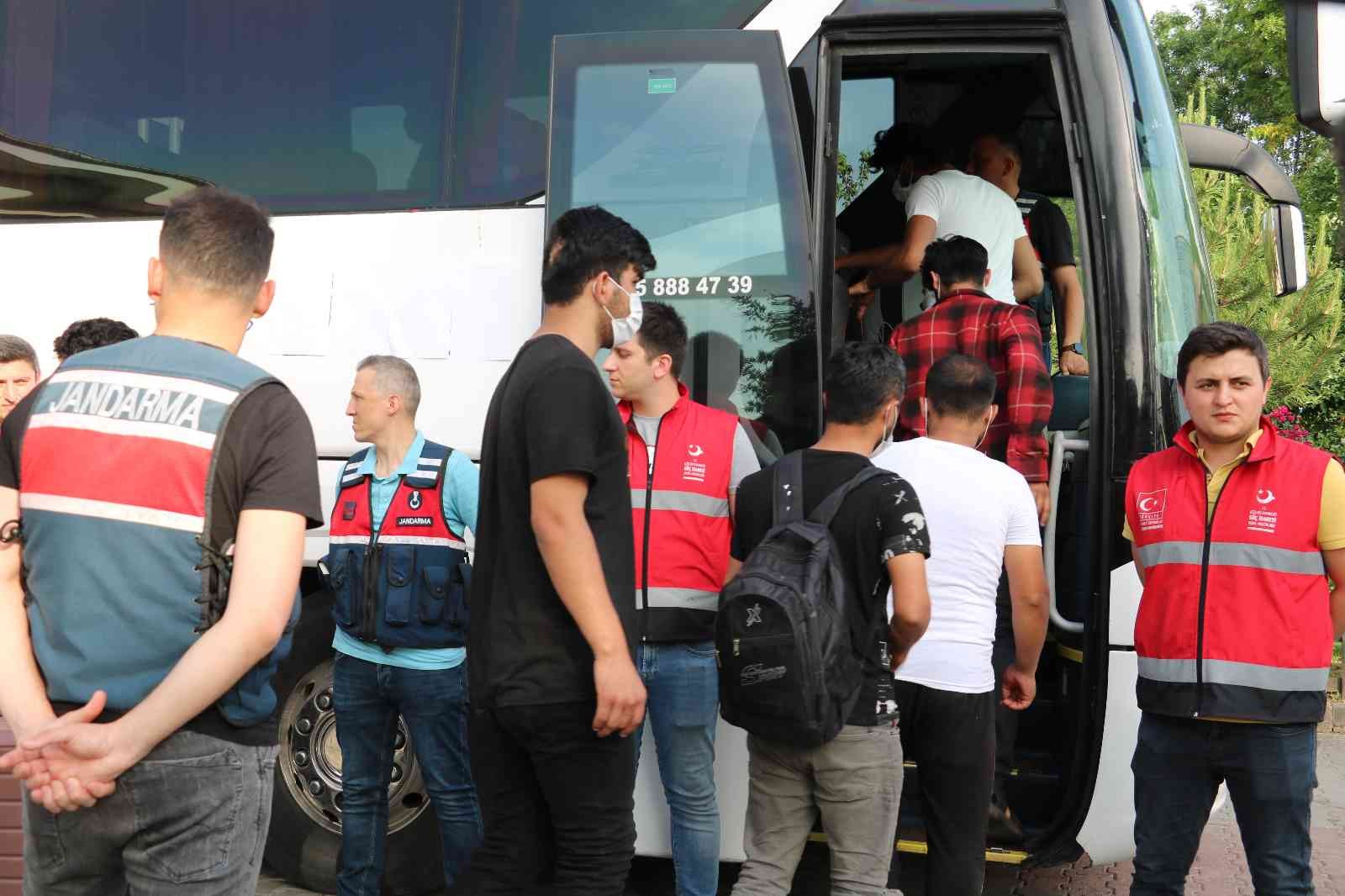 Türkiye’de bu yıl yakalanarak ülkesine gönderilen düzensiz göçmen sayısı 31 bin 30’a ulaştı. Ülkesine gönderilen düzensiz göçmen sayısının geçen ...