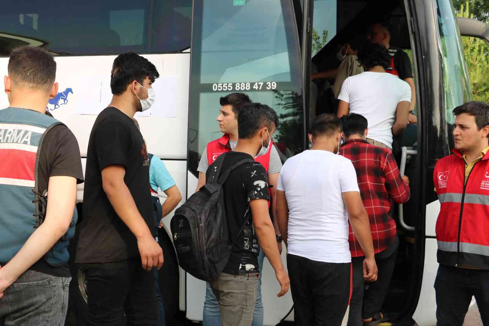 Türkiye’de bu yıl yakalanarak ülkesine gönderilen düzensiz göçmen sayısı 31 bin 30’a ulaştı. Ülkesine gönderilen düzensiz göçmen sayısının geçen ...