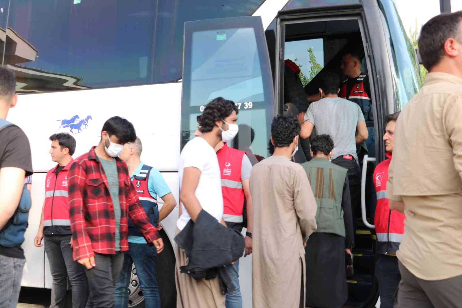 Türkiye’de bu yıl yakalanarak ülkesine gönderilen düzensiz göçmen sayısı 31 bin 30’a ulaştı. Ülkesine gönderilen düzensiz göçmen sayısının geçen ...