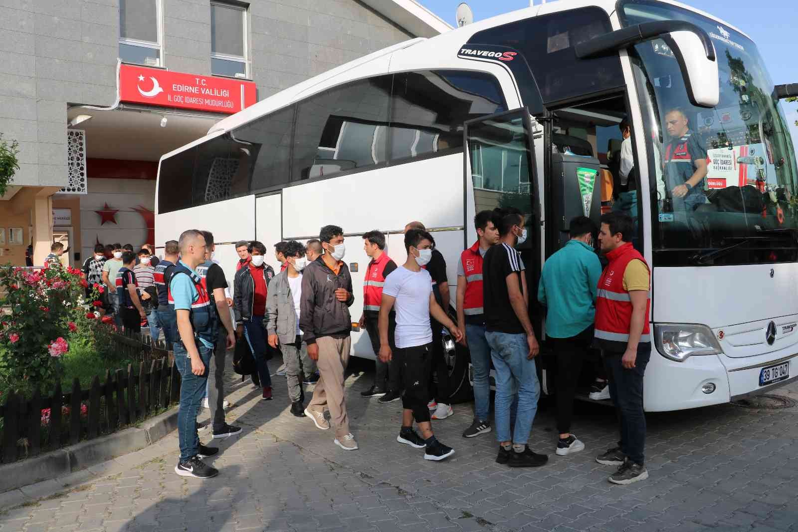 Türkiye’de bu yıl yakalanarak ülkesine gönderilen düzensiz göçmen sayısı 31 bin 30’a ulaştı. Ülkesine gönderilen düzensiz göçmen sayısının geçen ...