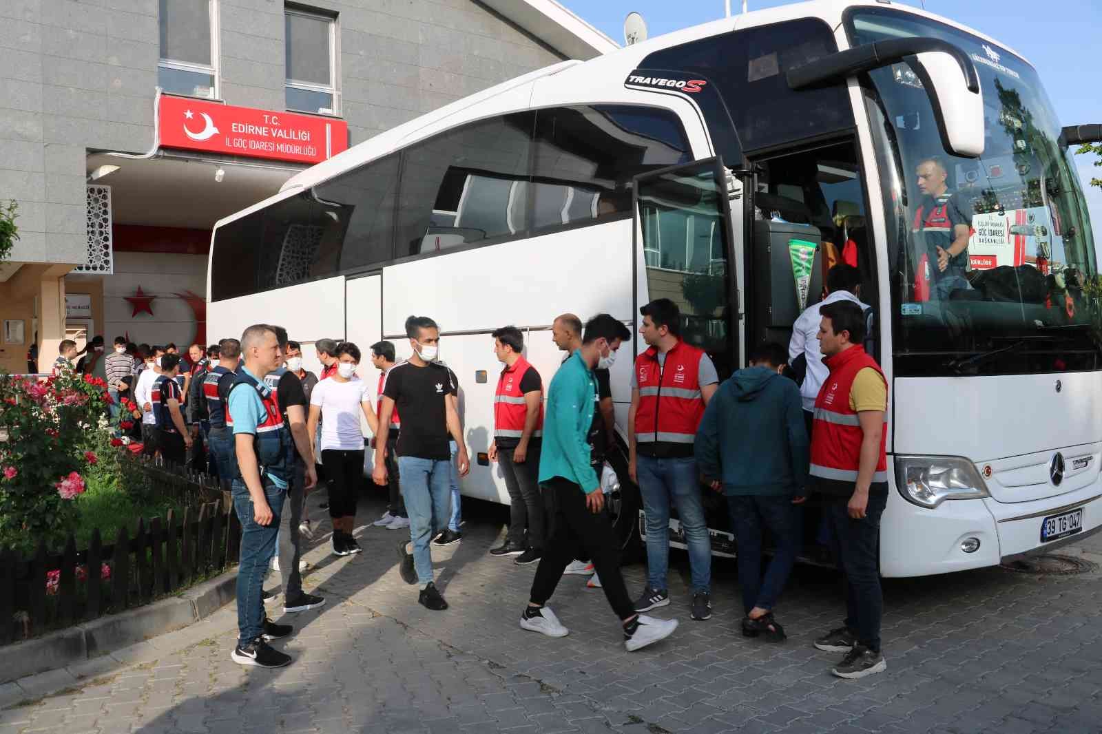 Türkiye’de bu yıl yakalanarak ülkesine gönderilen düzensiz göçmen sayısı 31 bin 30’a ulaştı. Ülkesine gönderilen düzensiz göçmen sayısının geçen ...