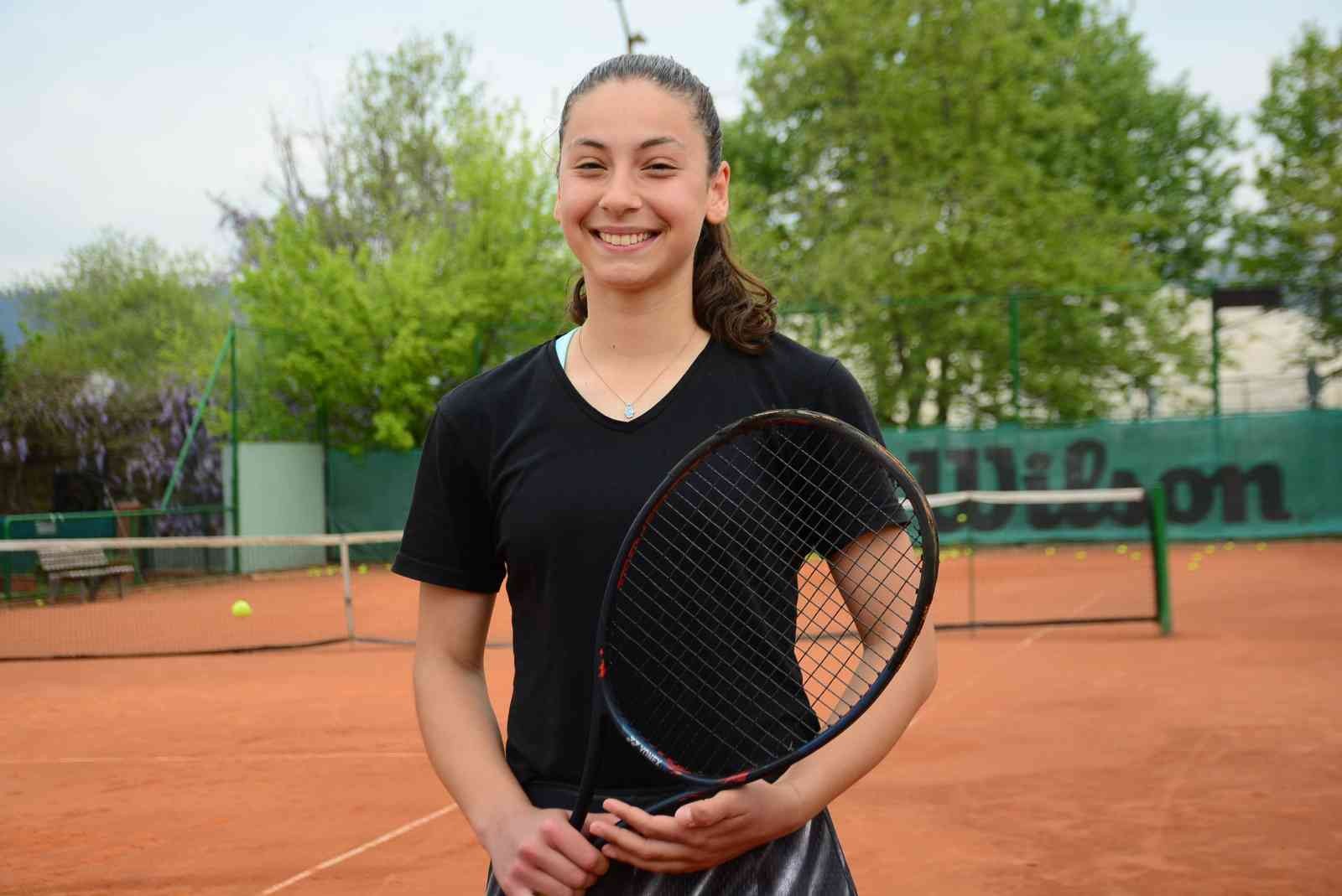 15 yaşındaki tenisçi Özge Yüksel, 4 yaşında başladığı sporda başarı basamaklarına her gün yenisini ekliyor. Genç sporcu, şu an 15-16 Yaş Klasmanı ...