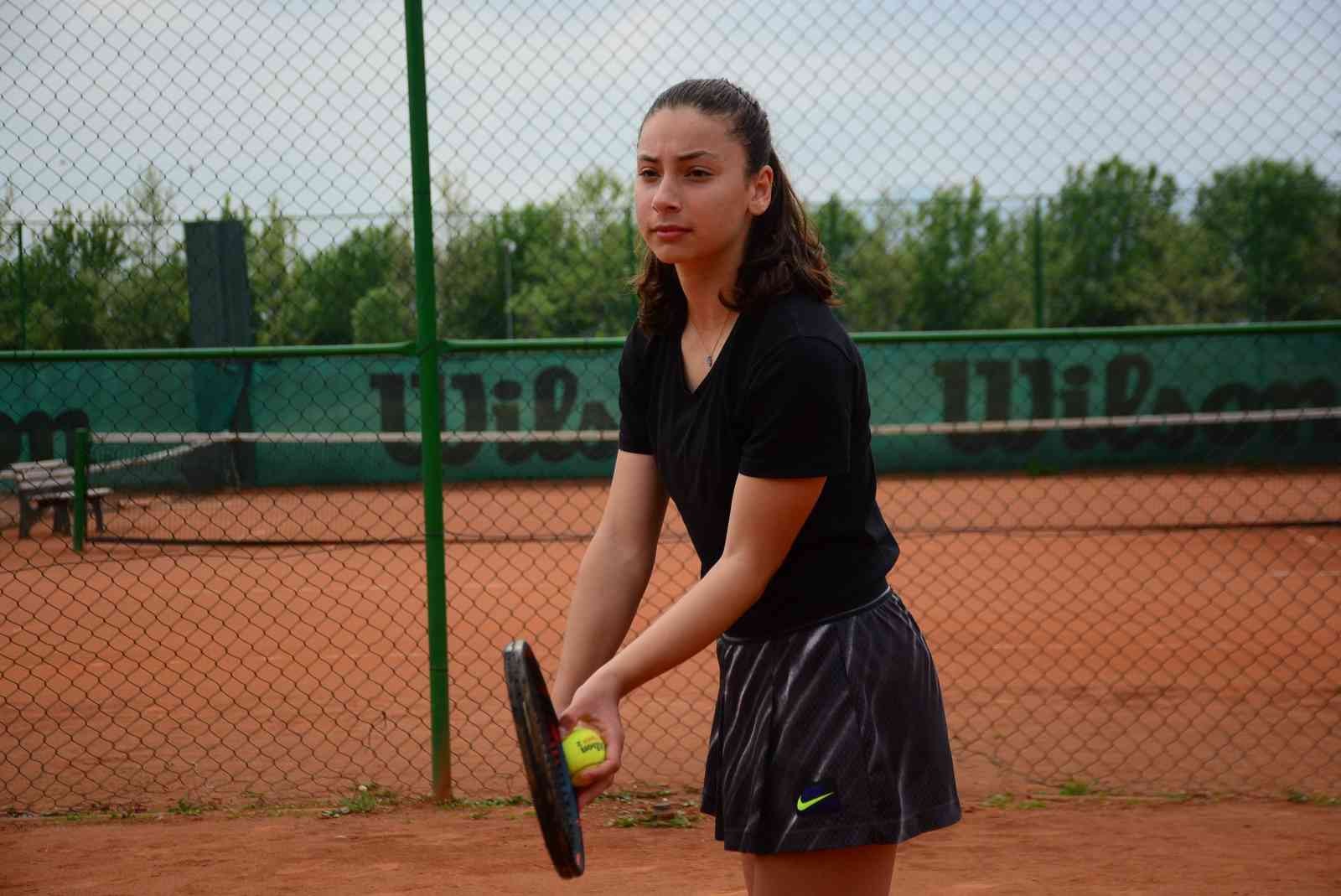 15 yaşındaki tenisçi Özge Yüksel, 4 yaşında başladığı sporda başarı basamaklarına her gün yenisini ekliyor. Genç sporcu, şu an 15-16 Yaş Klasmanı ...