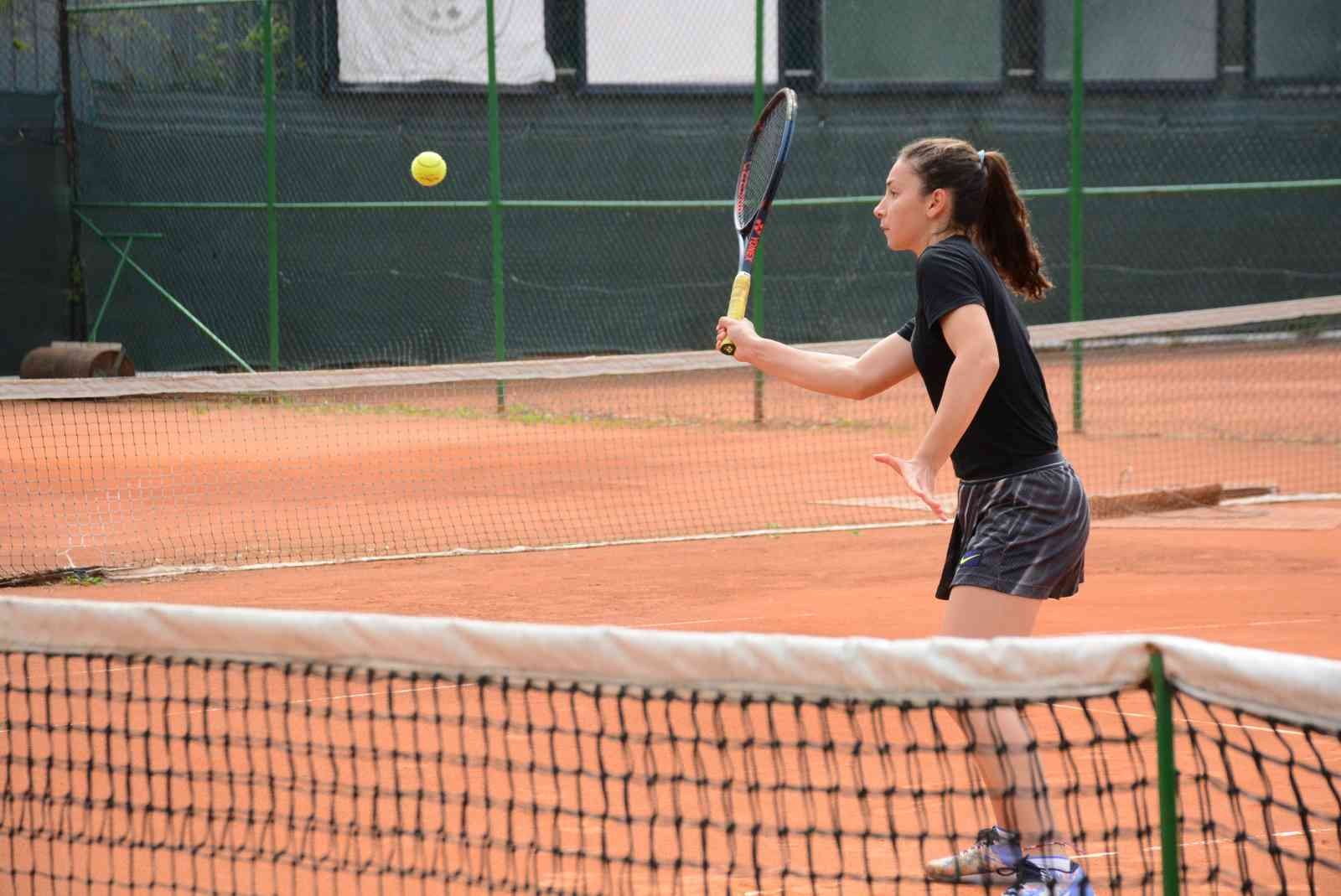 15 yaşındaki tenisçi Özge Yüksel, 4 yaşında başladığı sporda başarı basamaklarına her gün yenisini ekliyor. Genç sporcu, şu an 15-16 Yaş Klasmanı ...