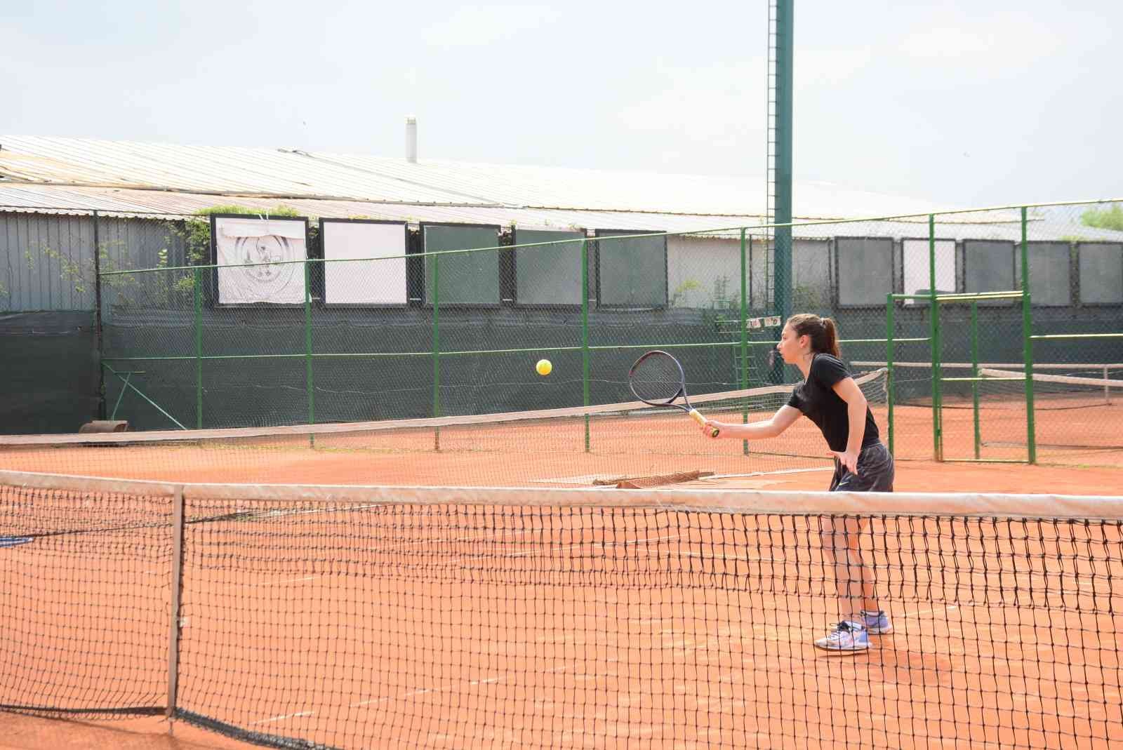 15 yaşındaki tenisçi Özge Yüksel, 4 yaşında başladığı sporda başarı basamaklarına her gün yenisini ekliyor. Genç sporcu, şu an 15-16 Yaş Klasmanı ...