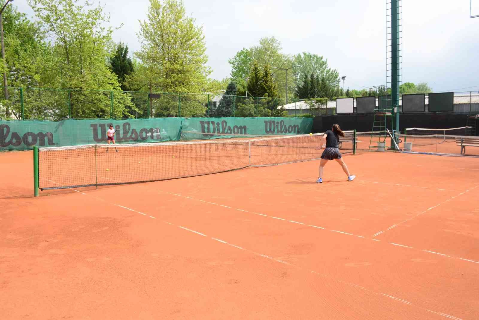 15 yaşındaki tenisçi Özge Yüksel, 4 yaşında başladığı sporda başarı basamaklarına her gün yenisini ekliyor. Genç sporcu, şu an 15-16 Yaş Klasmanı ...