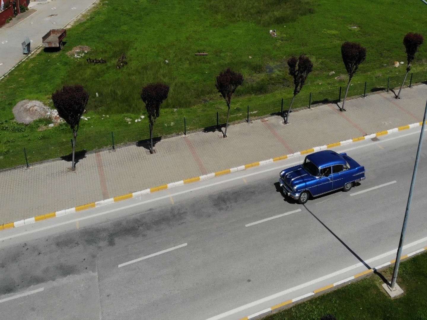 1965 yılından bu yana küçük sanayi sitesinde kaportacılıkla uğraşan Nedim Eyigören, kendisine ustası tarafından emanet edilen 1956 model Pontiac ...