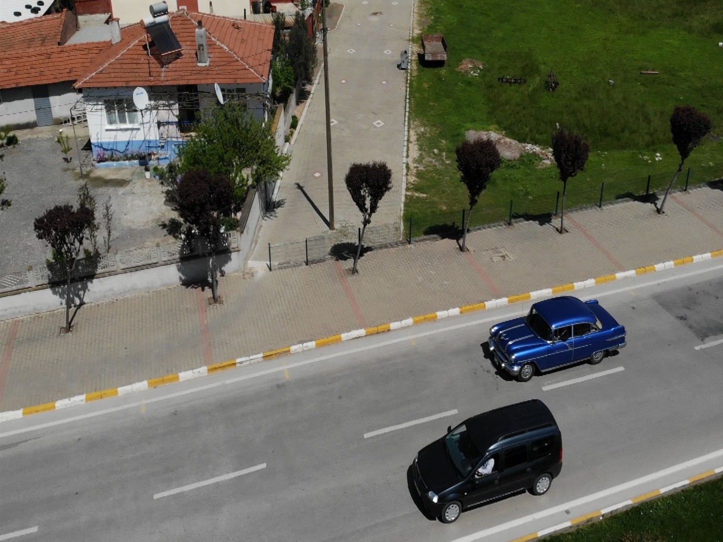 1965 yılından bu yana küçük sanayi sitesinde kaportacılıkla uğraşan Nedim Eyigören, kendisine ustası tarafından emanet edilen 1956 model Pontiac ...