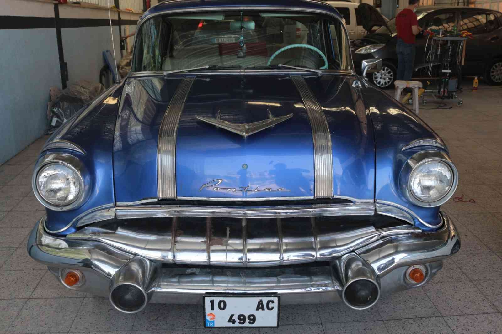 1965 yılından bu yana küçük sanayi sitesinde kaportacılıkla uğraşan Nedim Eyigören, kendisine ustası tarafından emanet edilen 1956 model Pontiac ...