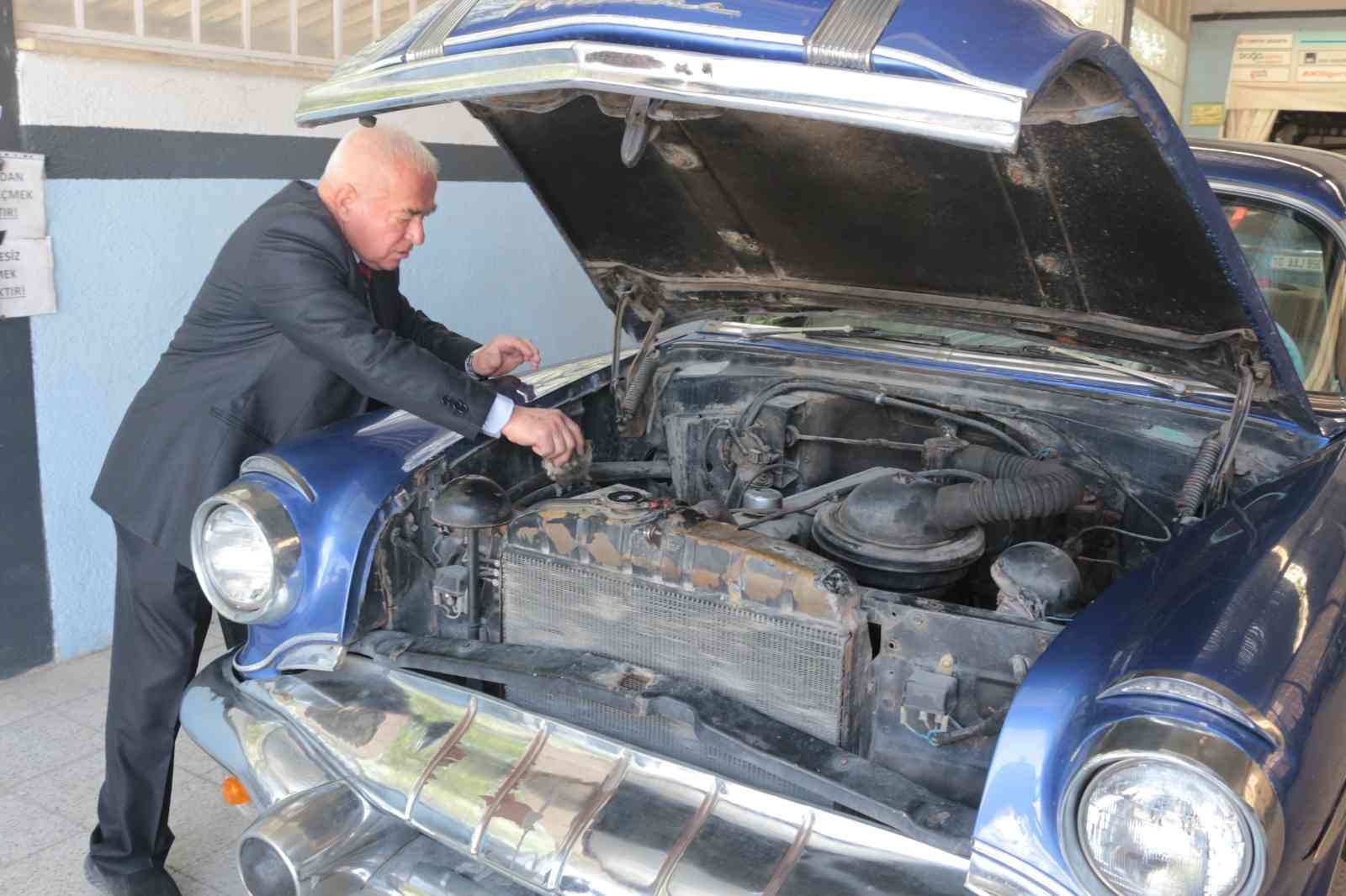 1965 yılından bu yana küçük sanayi sitesinde kaportacılıkla uğraşan Nedim Eyigören, kendisine ustası tarafından emanet edilen 1956 model Pontiac ...