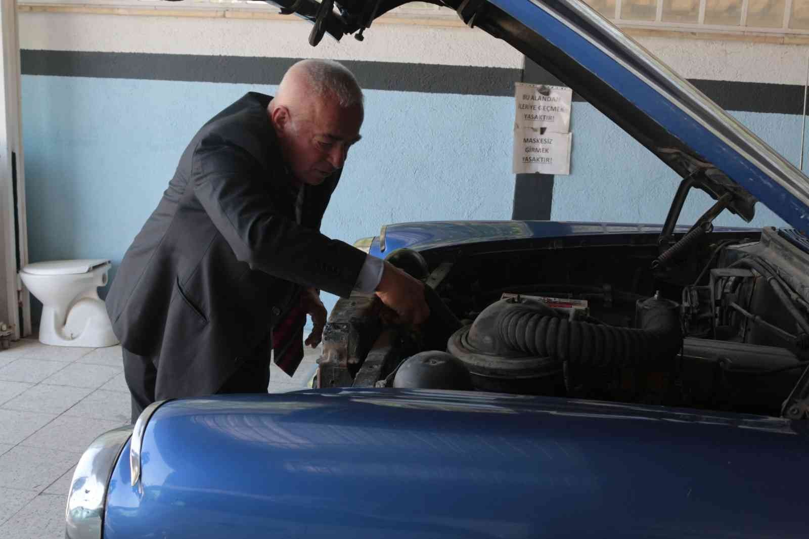 1965 yılından bu yana küçük sanayi sitesinde kaportacılıkla uğraşan Nedim Eyigören, kendisine ustası tarafından emanet edilen 1956 model Pontiac ...