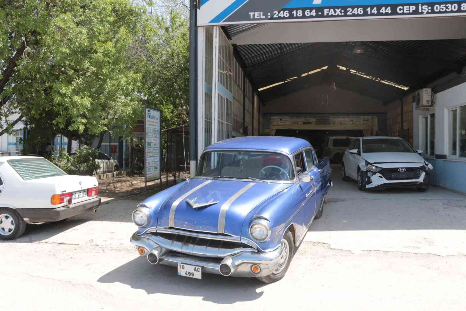 1965 yılından bu yana küçük sanayi sitesinde kaportacılıkla uğraşan Nedim Eyigören, kendisine ustası tarafından emanet edilen 1956 model Pontiac ...