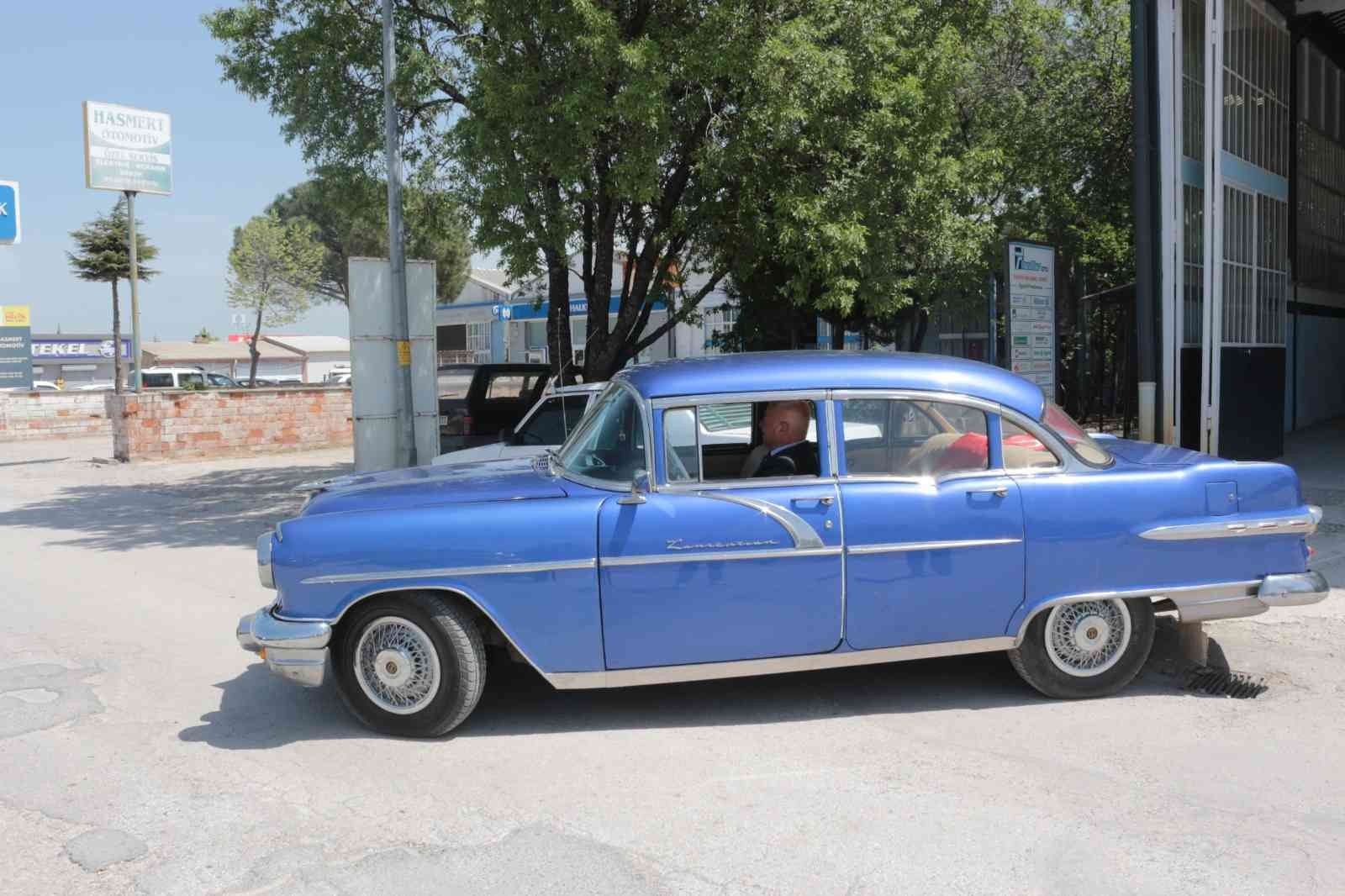 1965 yılından bu yana küçük sanayi sitesinde kaportacılıkla uğraşan Nedim Eyigören, kendisine ustası tarafından emanet edilen 1956 model Pontiac ...