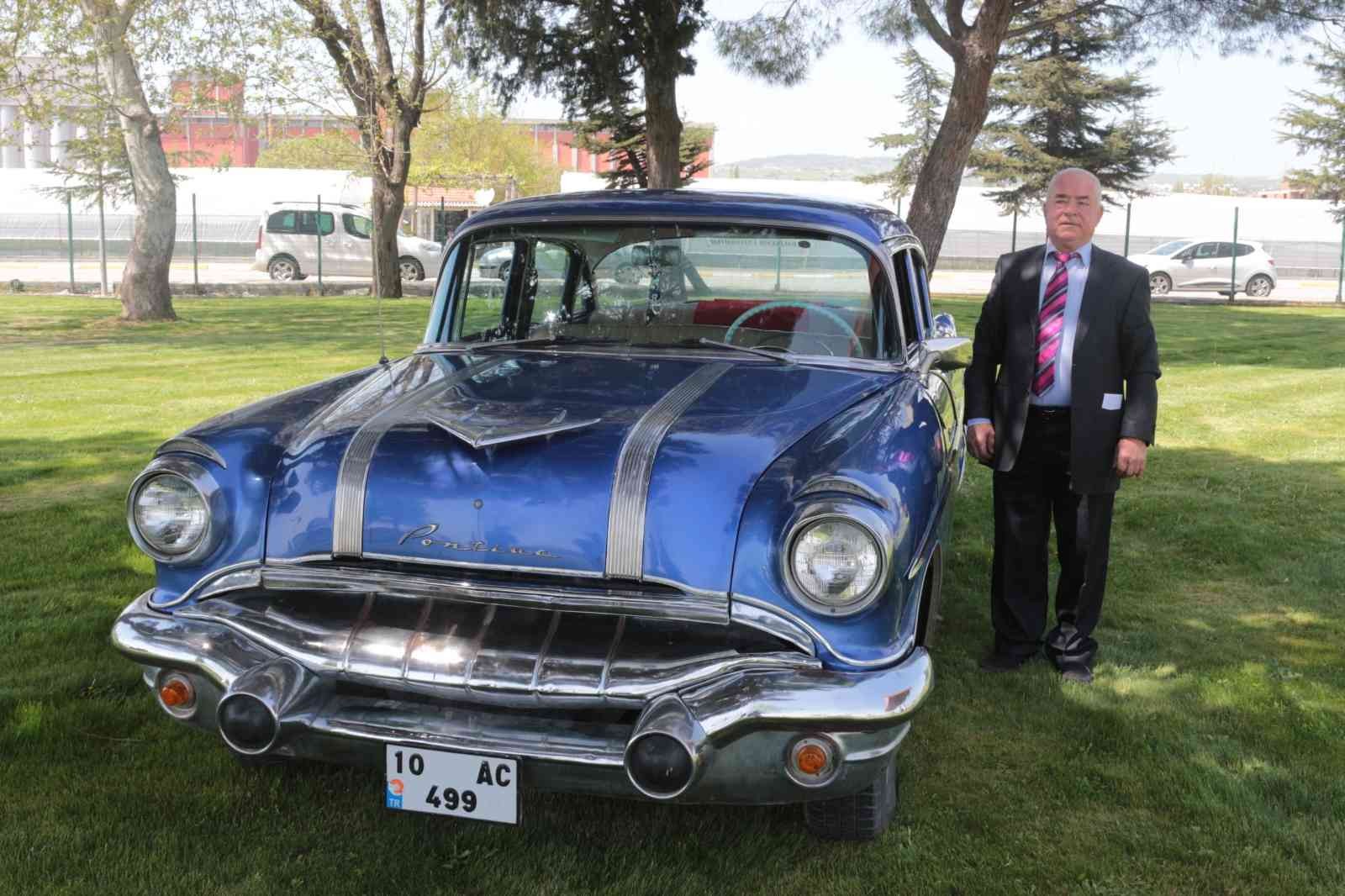 1965 yılından bu yana küçük sanayi sitesinde kaportacılıkla uğraşan Nedim Eyigören, kendisine ustası tarafından emanet edilen 1956 model Pontiac ...