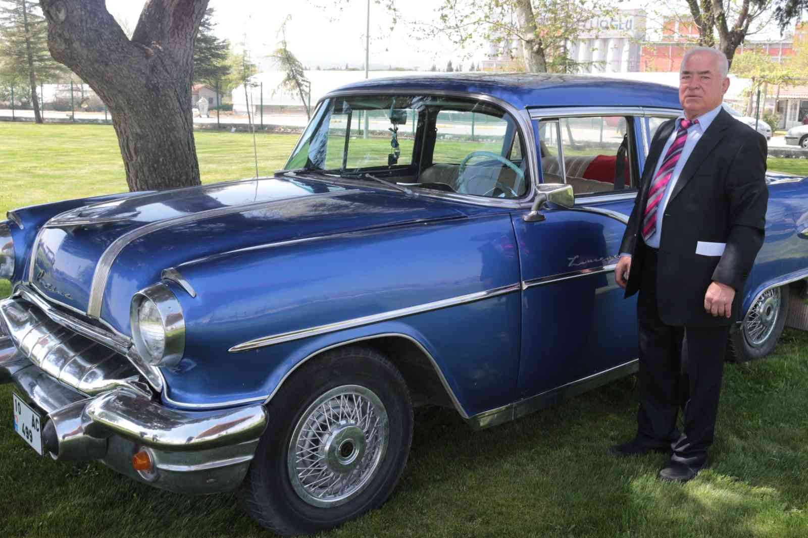 1965 yılından bu yana küçük sanayi sitesinde kaportacılıkla uğraşan Nedim Eyigören, kendisine ustası tarafından emanet edilen 1956 model Pontiac ...