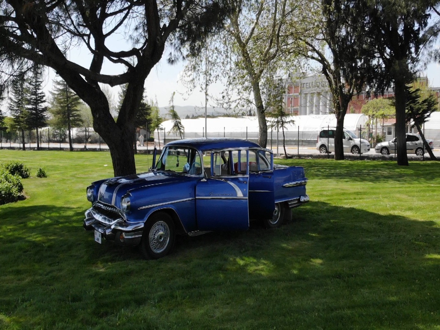 1965 yılından bu yana küçük sanayi sitesinde kaportacılıkla uğraşan Nedim Eyigören, kendisine ustası tarafından emanet edilen 1956 model Pontiac ...