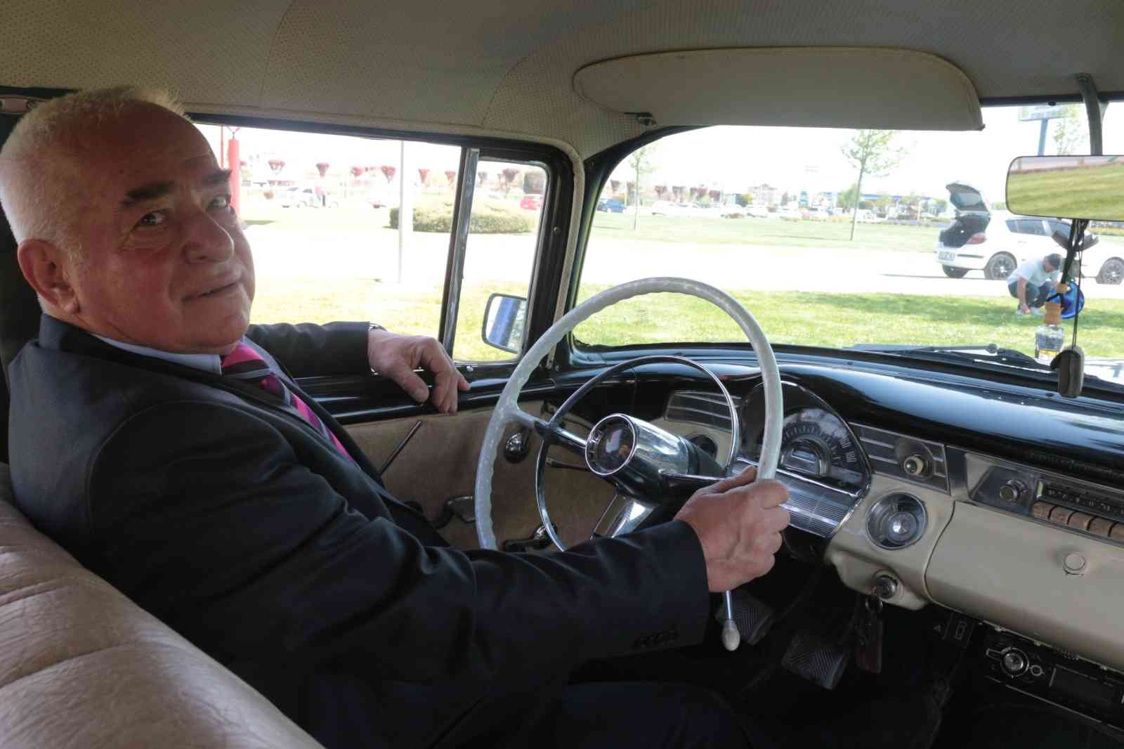 1965 yılından bu yana küçük sanayi sitesinde kaportacılıkla uğraşan Nedim Eyigören, kendisine ustası tarafından emanet edilen 1956 model Pontiac ...