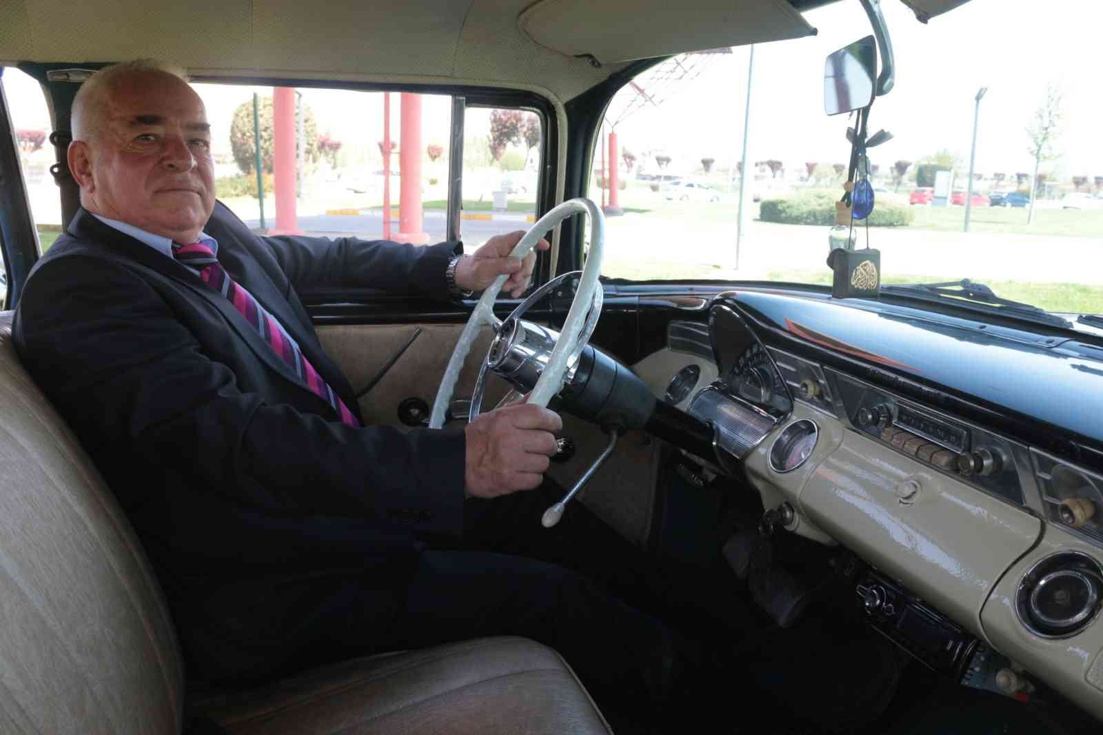 1965 yılından bu yana küçük sanayi sitesinde kaportacılıkla uğraşan Nedim Eyigören, kendisine ustası tarafından emanet edilen 1956 model Pontiac ...