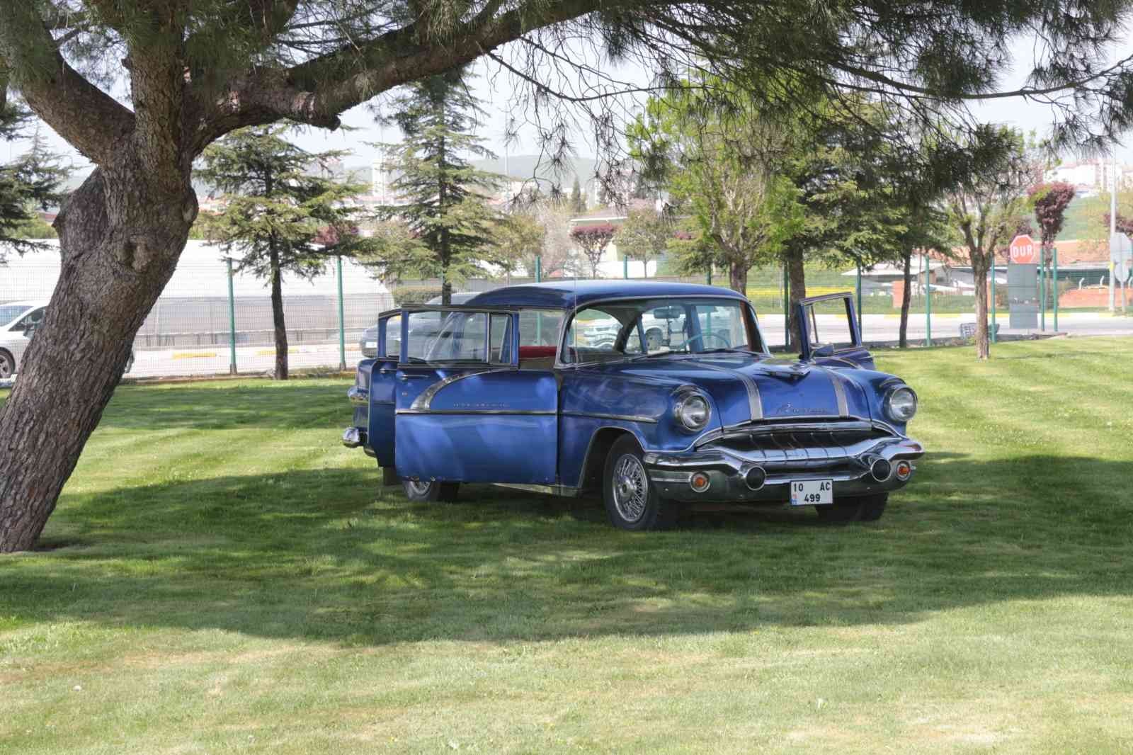 1965 yılından bu yana küçük sanayi sitesinde kaportacılıkla uğraşan Nedim Eyigören, kendisine ustası tarafından emanet edilen 1956 model Pontiac ...