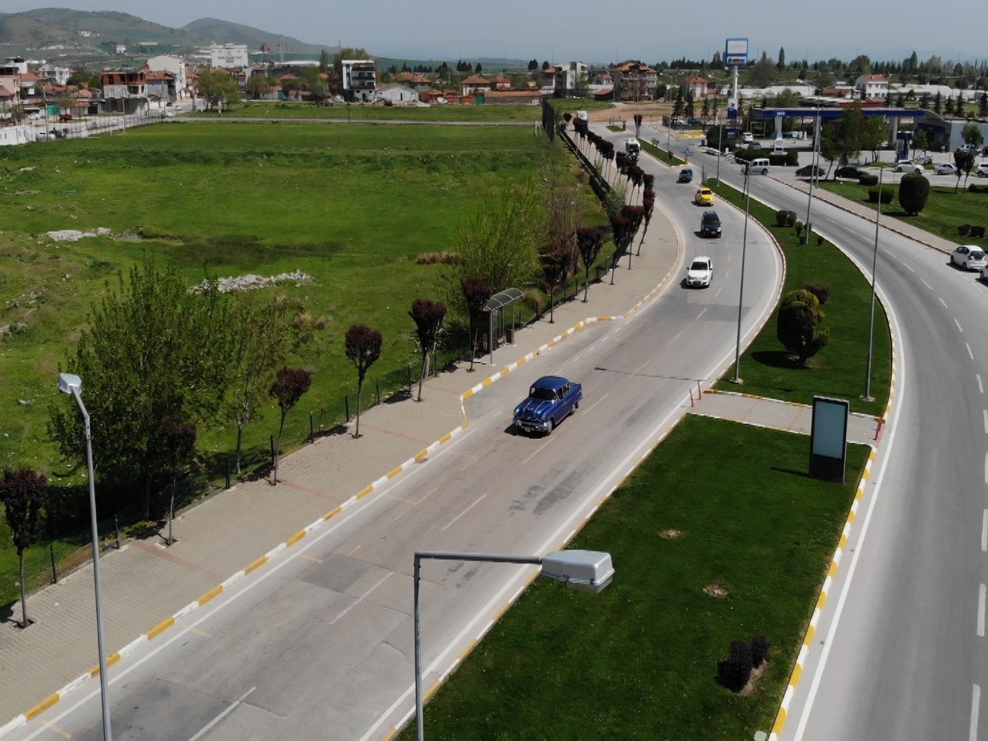 1965 yılından bu yana küçük sanayi sitesinde kaportacılıkla uğraşan Nedim Eyigören, kendisine ustası tarafından emanet edilen 1956 model Pontiac ...