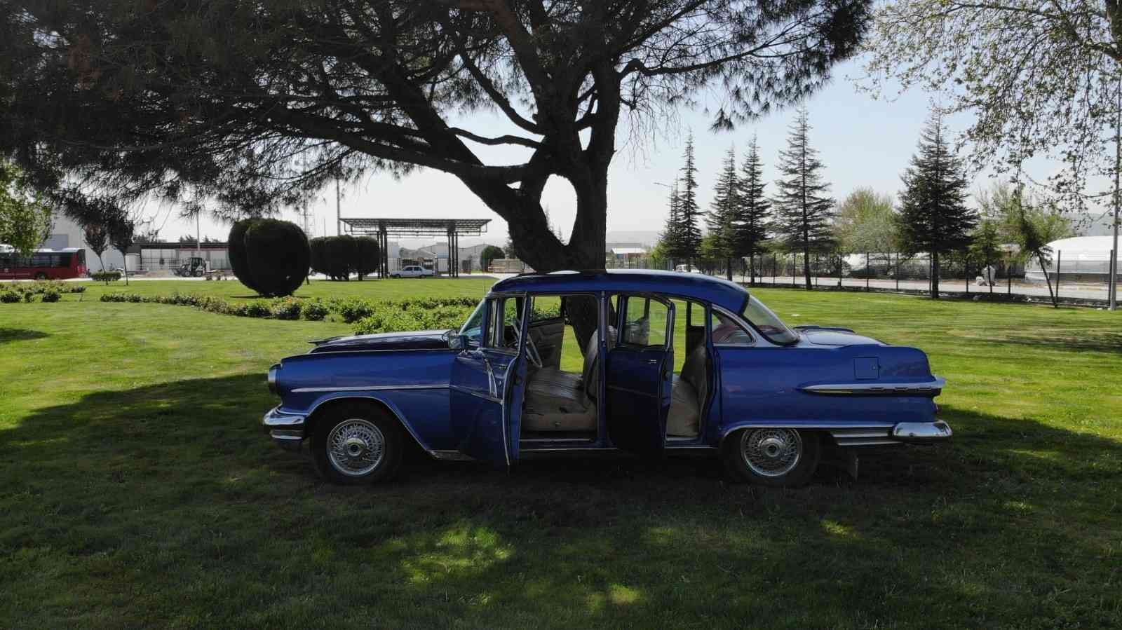 1965 yılından bu yana küçük sanayi sitesinde kaportacılıkla uğraşan Nedim Eyigören, kendisine ustası tarafından emanet edilen 1956 model Pontiac ...