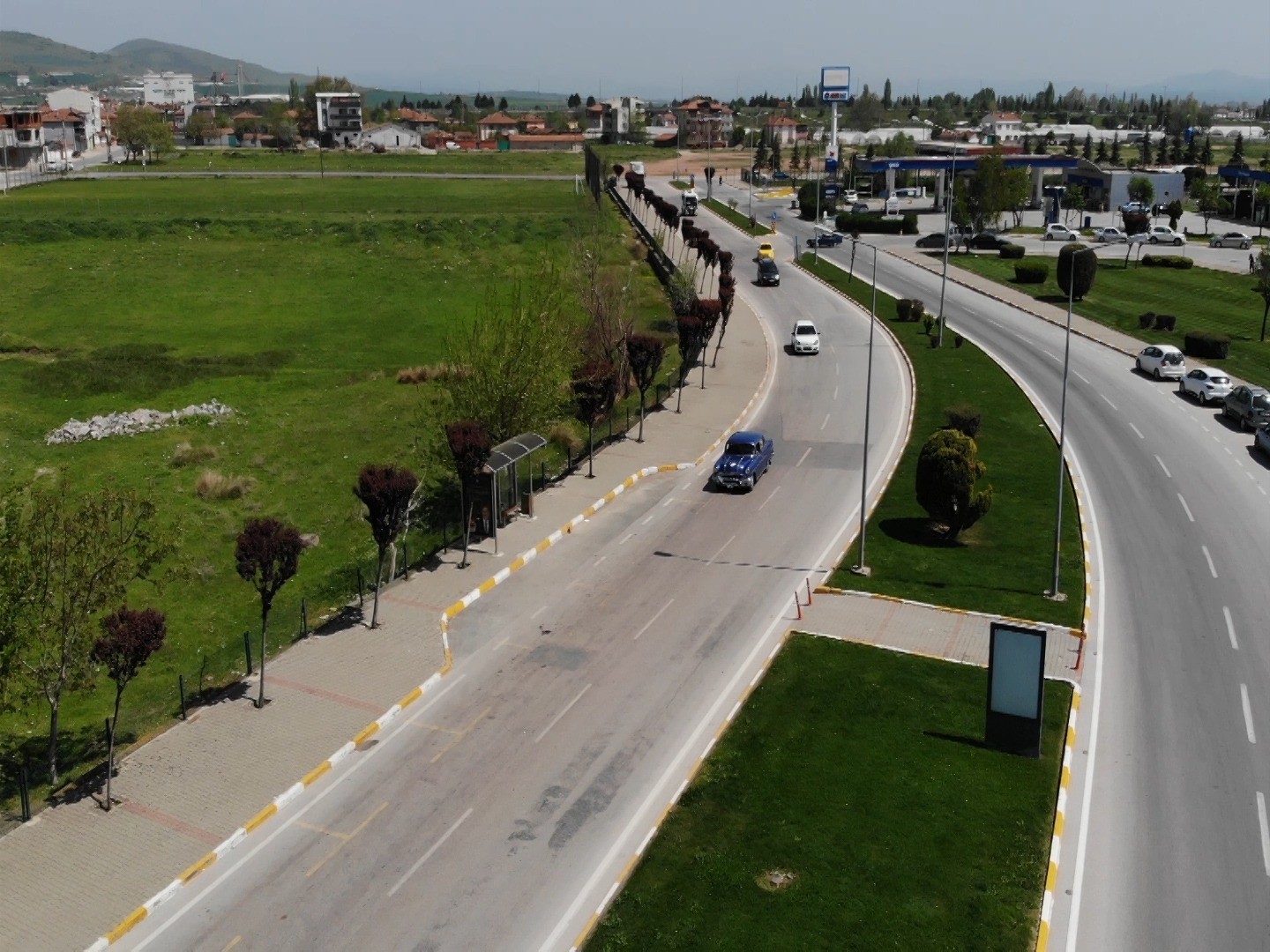 1965 yılından bu yana küçük sanayi sitesinde kaportacılıkla uğraşan Nedim Eyigören, kendisine ustası tarafından emanet edilen 1956 model Pontiac ...