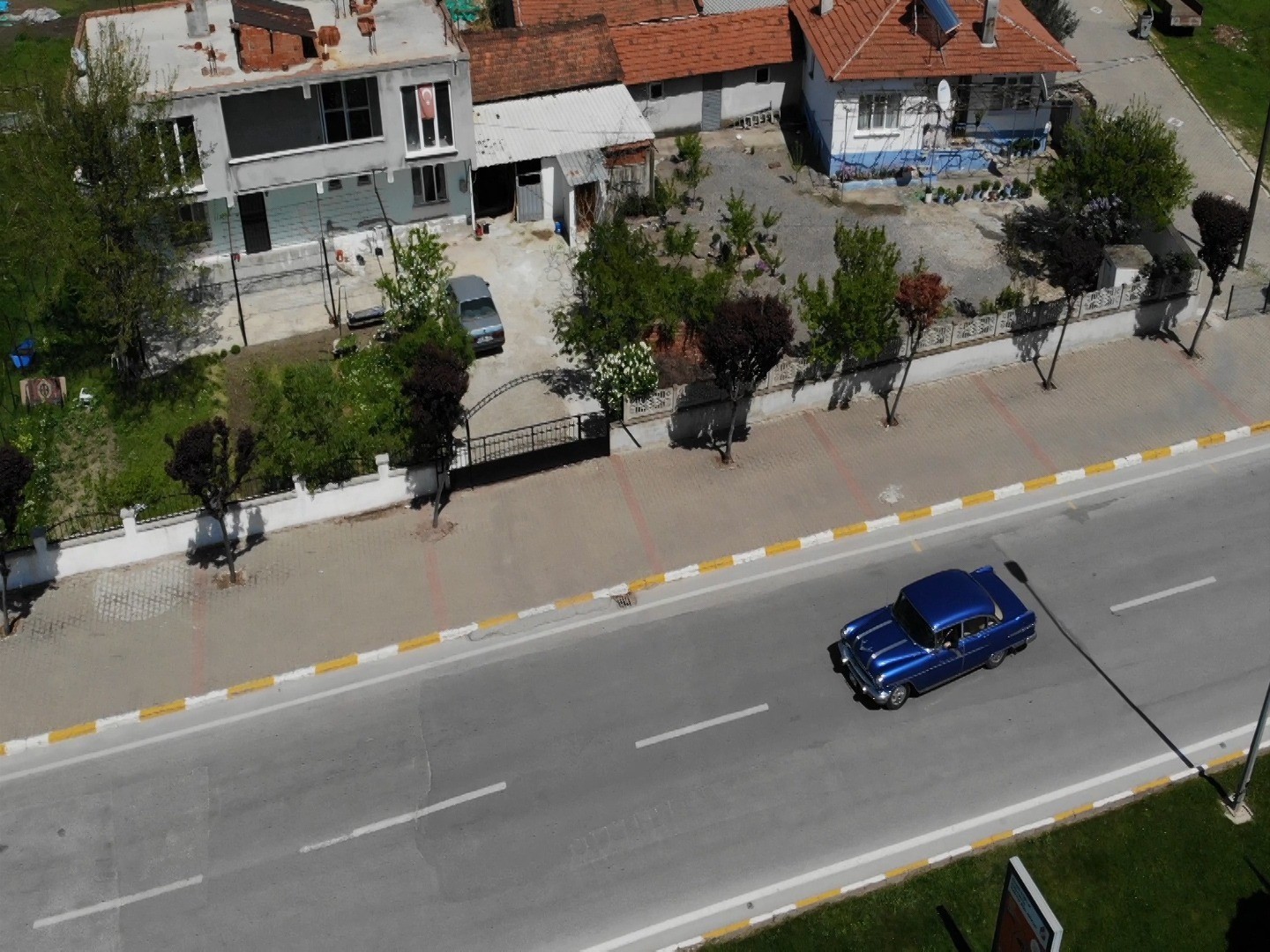 1965 yılından bu yana küçük sanayi sitesinde kaportacılıkla uğraşan Nedim Eyigören, kendisine ustası tarafından emanet edilen 1956 model Pontiac ...