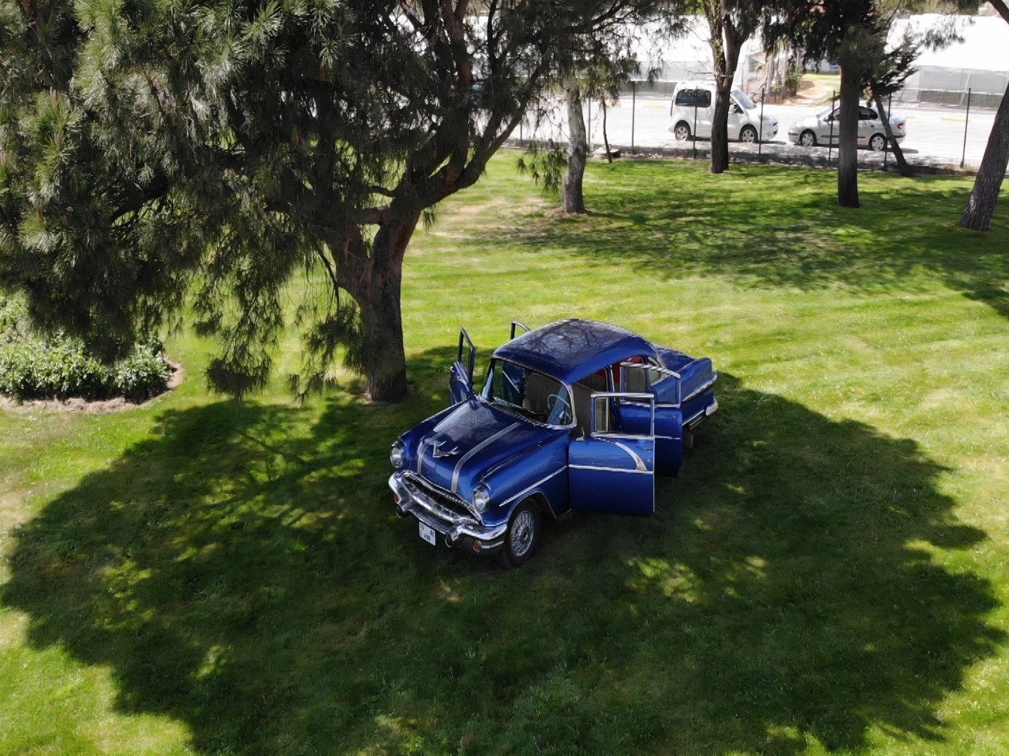 1965 yılından bu yana küçük sanayi sitesinde kaportacılıkla uğraşan Nedim Eyigören, kendisine ustası tarafından emanet edilen 1956 model Pontiac ...