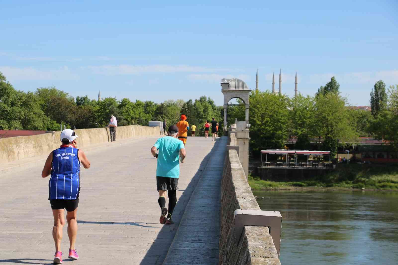 Yaklaşık 20 ülkeden gelen sporcunun katılımıyla gerçekleştirilen 2022 Edirne Maratonu, tarihi Karaağaç Tren İstasyonu ve Lozan Anıtı’nın ...