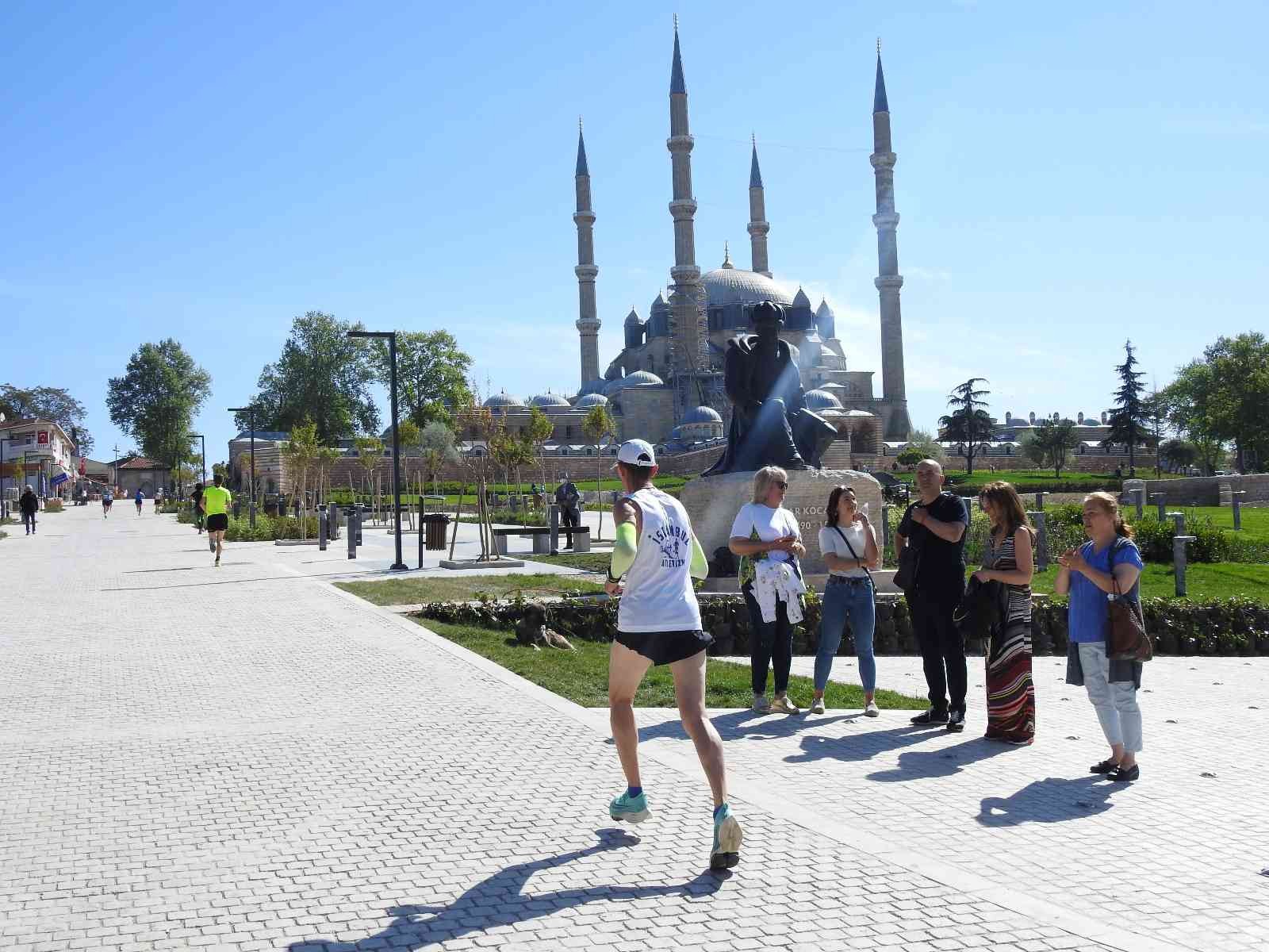 Yaklaşık 20 ülkeden gelen sporcunun katılımıyla gerçekleştirilen 2022 Edirne Maratonu, tarihi Karaağaç Tren İstasyonu ve Lozan Anıtı’nın ...