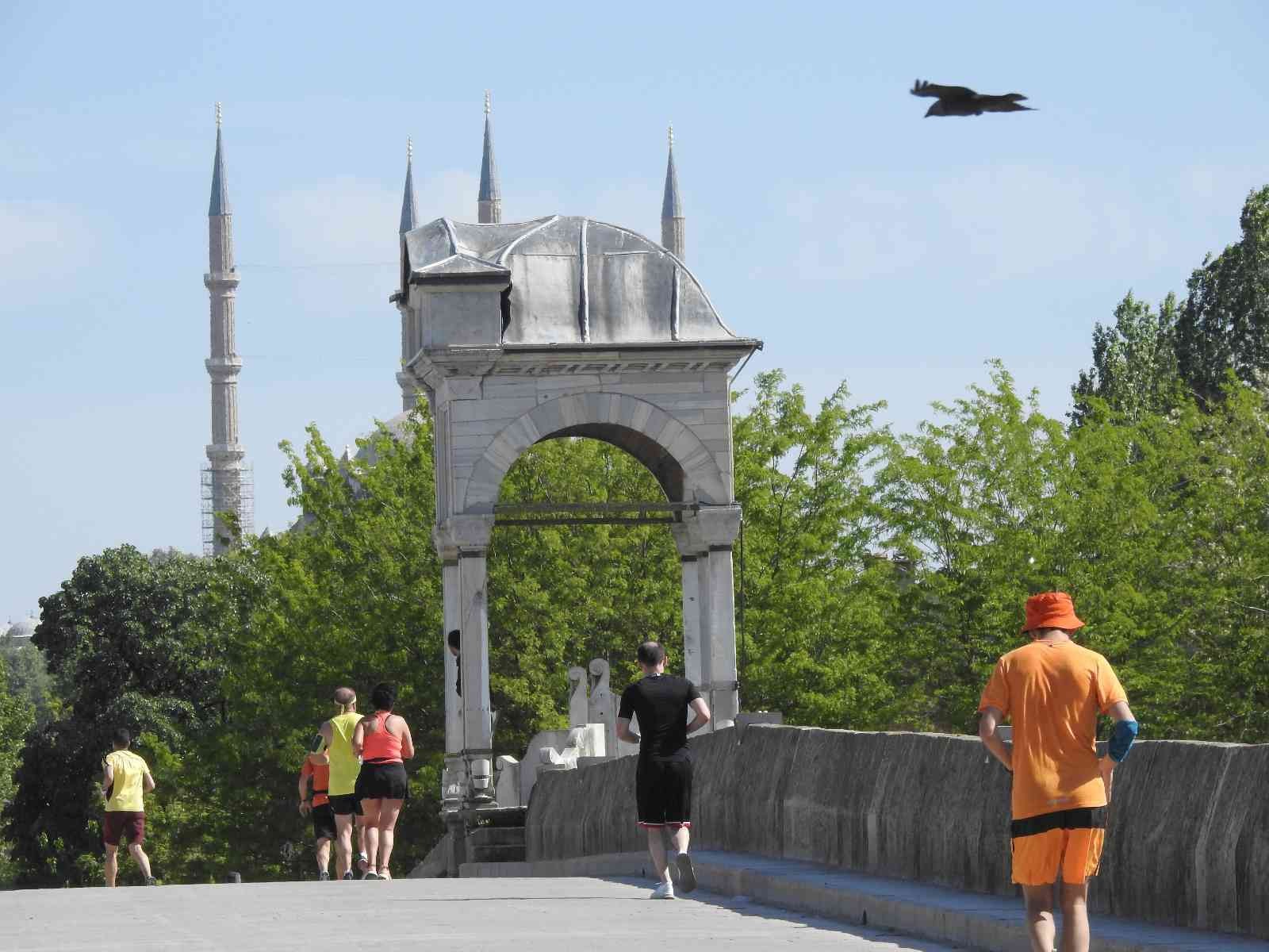 Yaklaşık 20 ülkeden gelen sporcunun katılımıyla gerçekleştirilen 2022 Edirne Maratonu, tarihi Karaağaç Tren İstasyonu ve Lozan Anıtı’nın ...