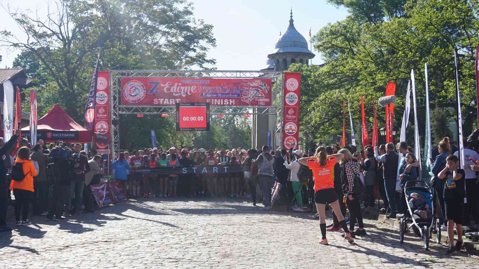 Yaklaşık 20 ülkeden gelen sporcunun katılımıyla gerçekleştirilen 2022 Edirne Maratonu, tarihi Karaağaç Tren İstasyonu ve Lozan Anıtı’nın ...