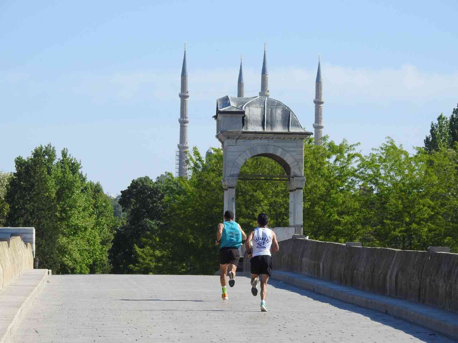 Yaklaşık 20 ülkeden gelen sporcunun katılımıyla gerçekleştirilen 2022 Edirne Maratonu, tarihi Karaağaç Tren İstasyonu ve Lozan Anıtı’nın ...