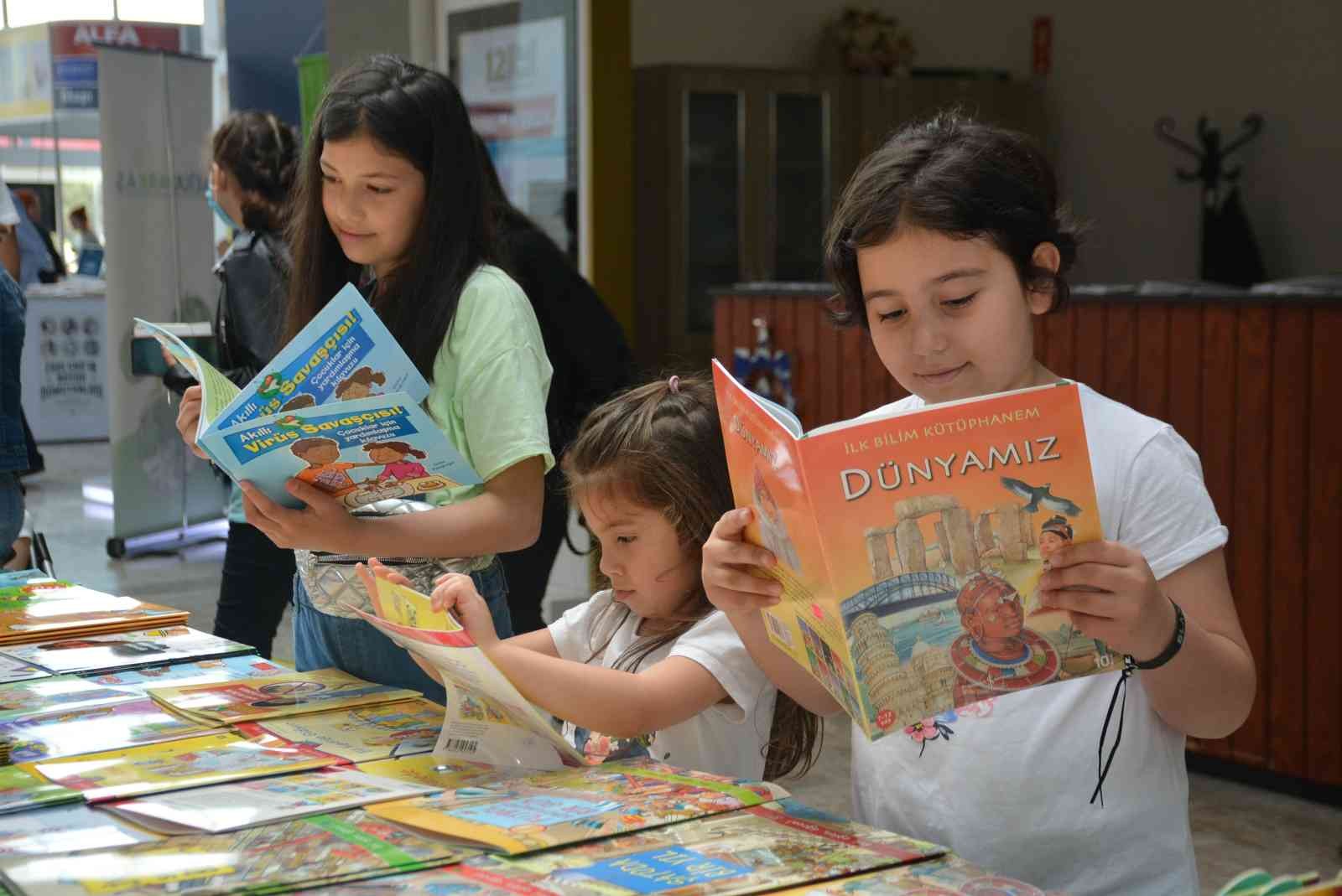 Pandemi sebebiyle yapılamayan Kocaeli Kitap Fuarı, iki yılın ardından bugün kapılarını kitapseverlere açtı. Çok sayıda yazar ve yayınevi fuarda ...