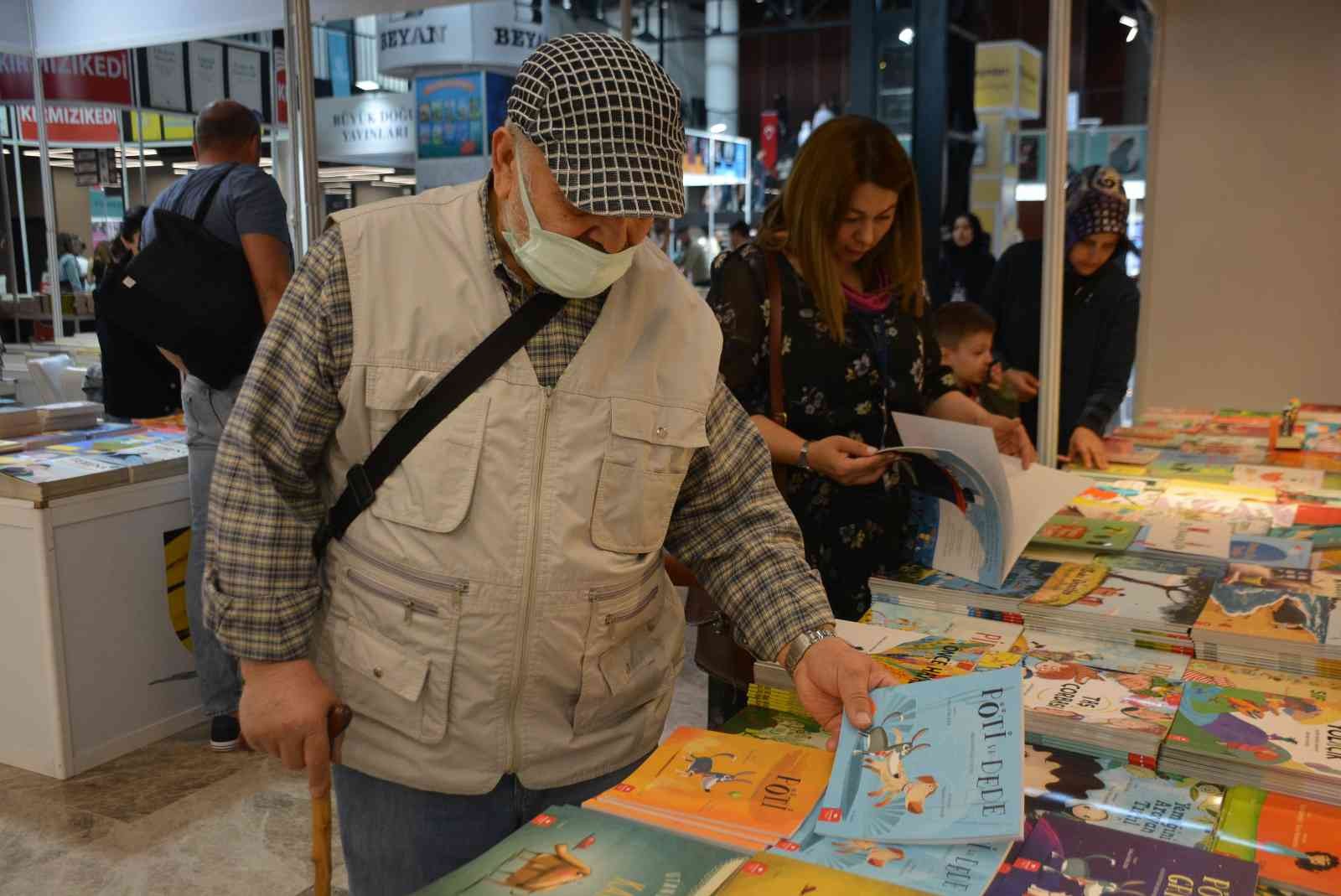 Pandemi sebebiyle yapılamayan Kocaeli Kitap Fuarı, iki yılın ardından bugün kapılarını kitapseverlere açtı. Çok sayıda yazar ve yayınevi fuarda ...