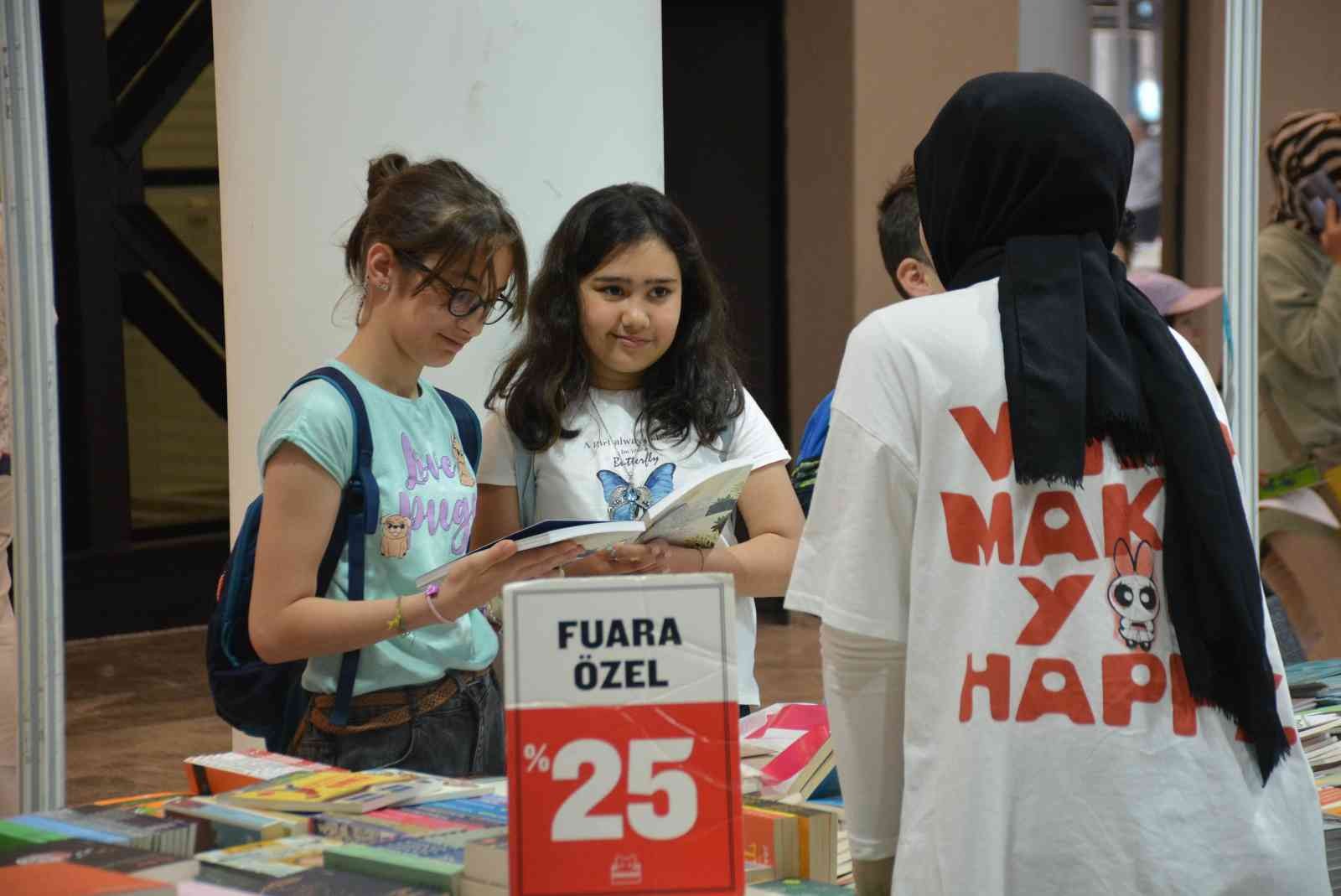 Pandemi sebebiyle yapılamayan Kocaeli Kitap Fuarı, iki yılın ardından bugün kapılarını kitapseverlere açtı. Çok sayıda yazar ve yayınevi fuarda ...