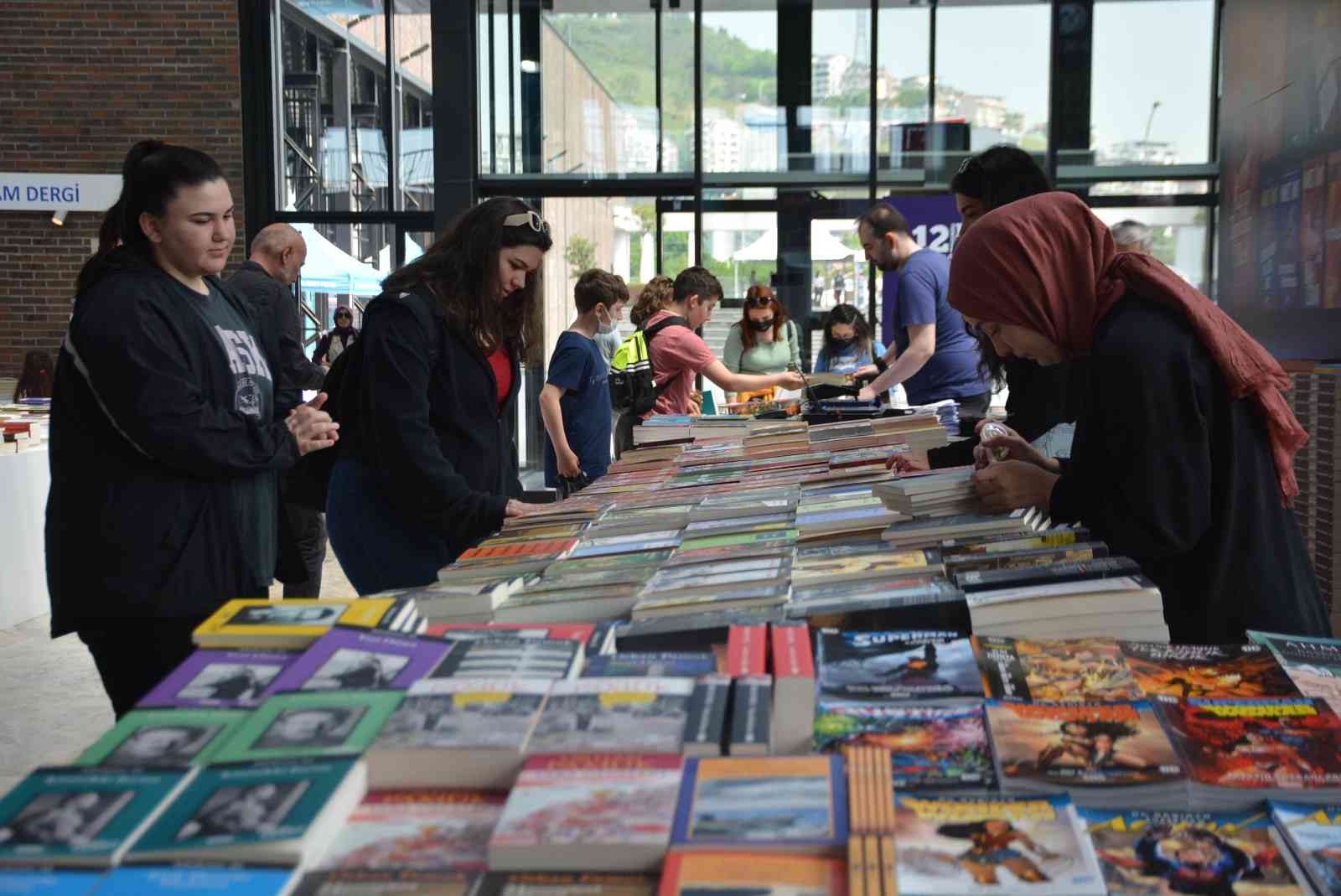 Pandemi sebebiyle yapılamayan Kocaeli Kitap Fuarı, iki yılın ardından bugün kapılarını kitapseverlere açtı. Çok sayıda yazar ve yayınevi fuarda ...