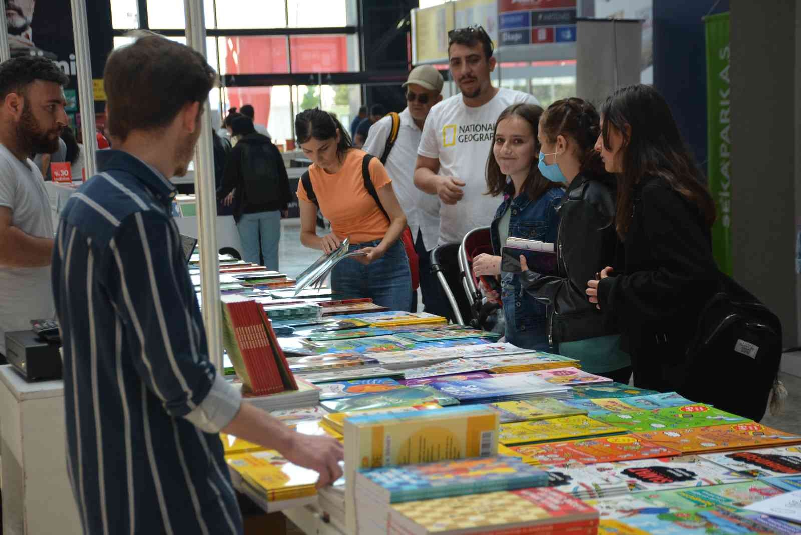 Pandemi sebebiyle yapılamayan Kocaeli Kitap Fuarı, iki yılın ardından bugün kapılarını kitapseverlere açtı. Çok sayıda yazar ve yayınevi fuarda ...