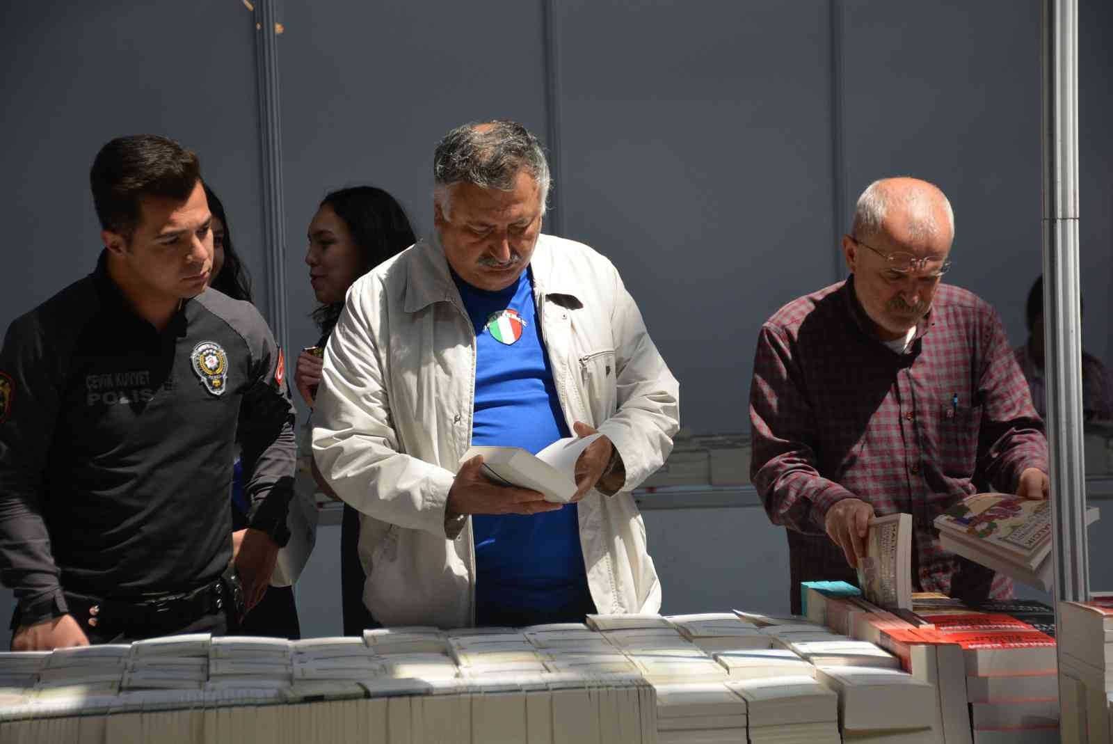 Pandemi sebebiyle yapılamayan Kocaeli Kitap Fuarı, iki yılın ardından bugün kapılarını kitapseverlere açtı. Çok sayıda yazar ve yayınevi fuarda ...