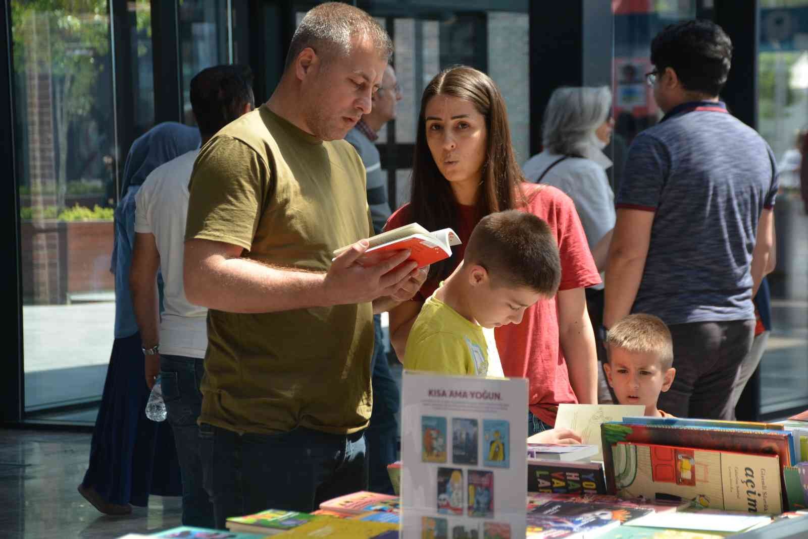 Pandemi sebebiyle yapılamayan Kocaeli Kitap Fuarı, iki yılın ardından bugün kapılarını kitapseverlere açtı. Çok sayıda yazar ve yayınevi fuarda ...