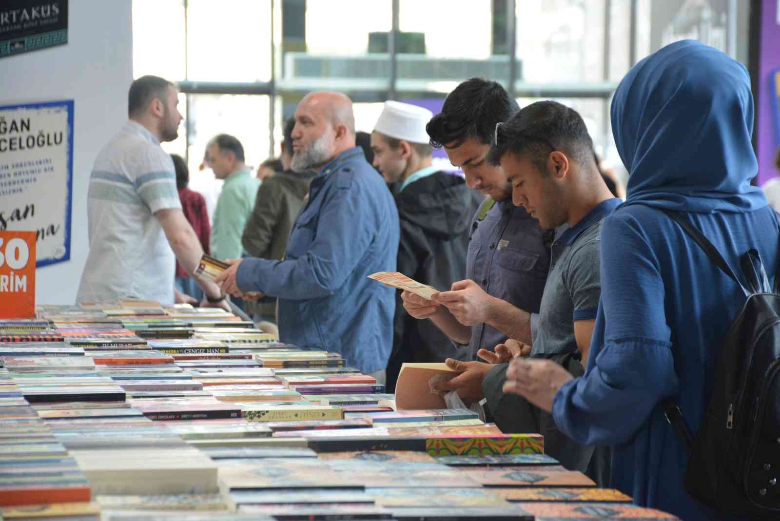 Pandemi sebebiyle yapılamayan Kocaeli Kitap Fuarı, iki yılın ardından bugün kapılarını kitapseverlere açtı. Çok sayıda yazar ve yayınevi fuarda ...