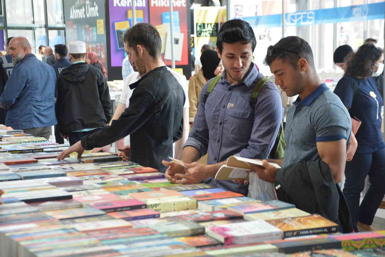 Pandemi sebebiyle yapılamayan Kocaeli Kitap Fuarı, iki yılın ardından bugün kapılarını kitapseverlere açtı. Çok sayıda yazar ve yayınevi fuarda ...