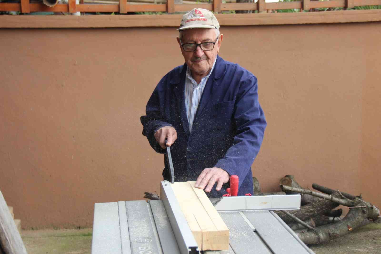 Kocaeli’de yaşayan 83 yaşındaki marangoz Arslan Ulusoy, eskiye olan özlem ve bağlılığını sürdürüyor. Atık malzemelerle eski tarımda kullanılan ...