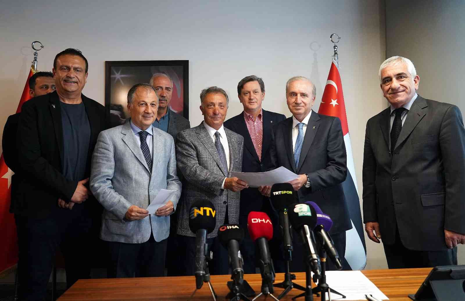 Beşiktaş Başkanı Ahmet Nur Çebi, 29 Mayıs’ta gerçekleştirilecek olan başkanlık seçiminde yer alacağı yönetim kurulu listesini divan başkanlığına ...
