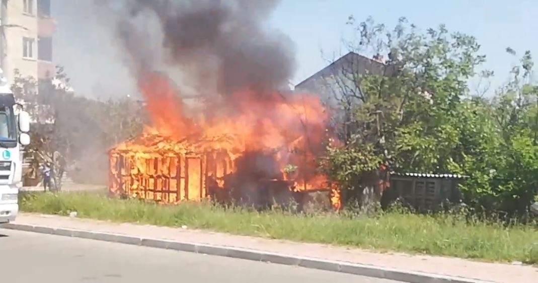 Tekirdağ’ın Ergene ilçesinde madde bağımlılarının uğrak yeri haline gelen ahşap ev alev alev yandı. Olay, Yeşiltepe Mahallesi Batı Caddesi ...